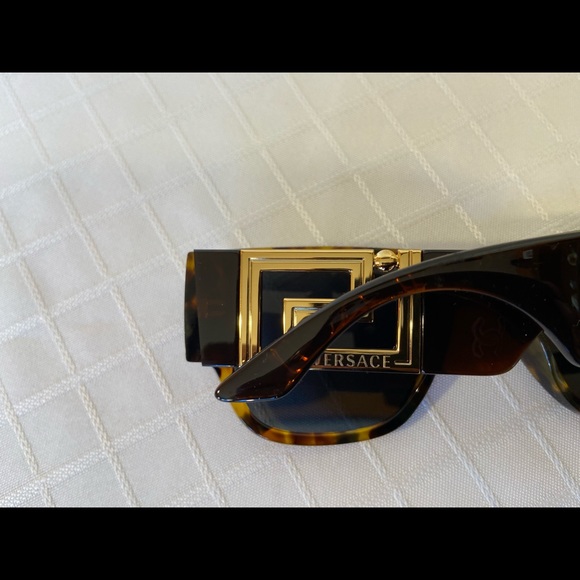 🤎💛$390. Versace 2022 Style “GRECA” Unisex Tortoise with Gold Greek Key NEW! - Picture 15 of 16